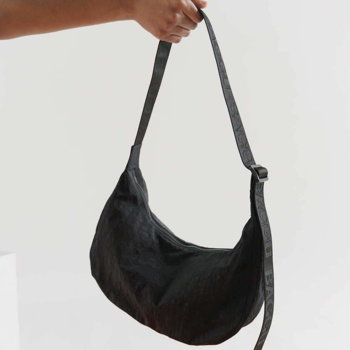 Sac croissant en nylon moyen Baggu